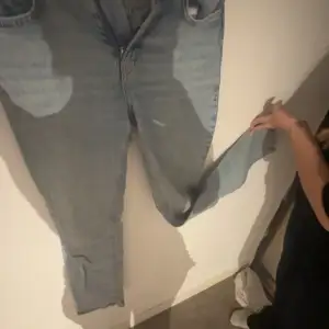 Pull and bear jeans i fint skick som knappt är använda. Skriv för mer bilder på eller på byxorna. Dålig kvalité på bilderna. De är straight jeans blandat med wide. Passar både 32/24