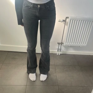 Lågmidjade jeans  - Lågmidjade bootcut jeans från Gina tricot. I MÖRKGRÅ färg! Är i bra skick men med lite tecken på användning. Hör av er för fler bilder! Köparen står för frakten!💓
