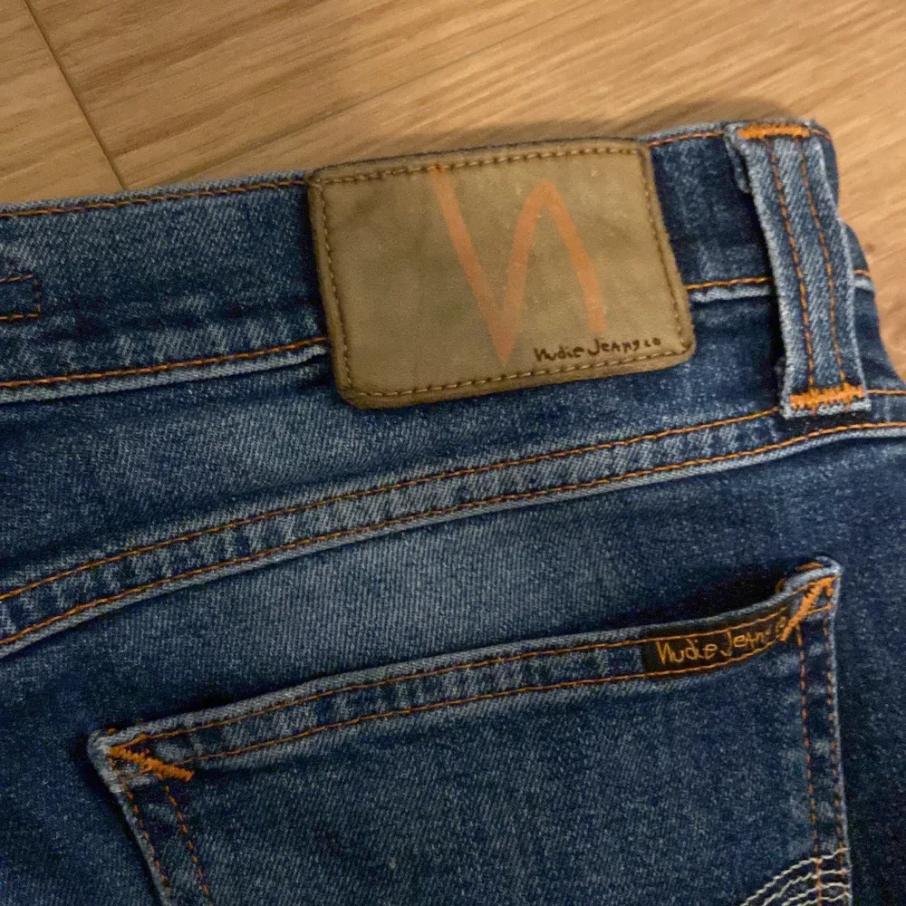 Säljer ett par feta blå jeans från Nudie Jeans. De har en klassisk femficksdesign och en snygg tvätt med lätt slitna detaljer. 28/32 . Jeans & Byxor.