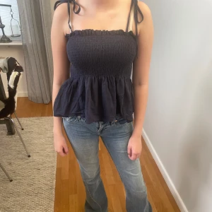 Blå topp - Säljer denna fina blåa tröjan på g av att den inte kommer till andvändning längre.