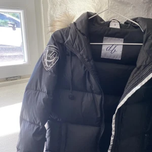 D.Brand Jacka  - Säljer min svarta D.brand jacka då den inte kommer till användning 