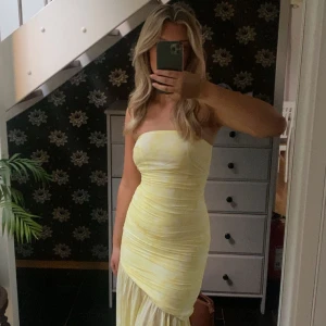 Adoore klänning - Säljer denna jättefina gula klänning från Adoore då den är för liten på mig och inte kommer till användning. Jag har endast använt den 1-2 gånger och är som ny🫶🏼  Skriv om du har ett annat förslag på pris🙌🏼