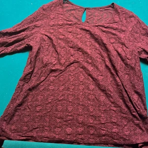 Genomskinlig blus - Jätte fin vin röd blus, står ibte märke eller storlek men skulle säga en M eller en stor S 