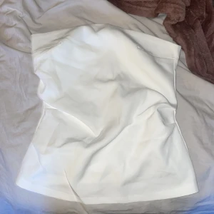 Tubtopp💗 - Säljer denna för den är för stor för mig. Endast testat den så de är nyskick💗köpt för ca 130kr