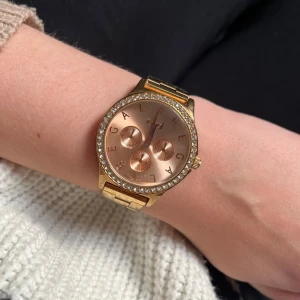 Klocka  - Klocka av märket Regal. Är i fint men begagnat skick. Säljes billigt då den har slut på batteri som köparen måste byta. Länkar för att förlänga kedjan ingår! 