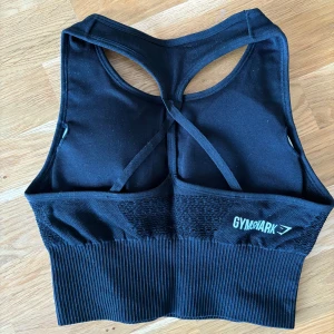 Gymshark Sporttop - Oanvänd sporttop från Gymshark. Har inlägg/vadering som är utagbara. Ordinariepris 399:-