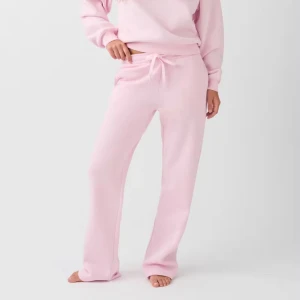 Rosa mjukis byxor Gina Tricot - Säljer dessa sköna och fina byxor från gina då de var lite för små💗 storlek S. Skriv privat för mer bilder💗