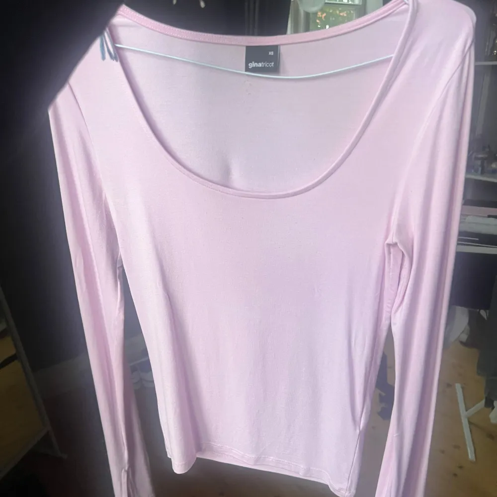 Jättefin rosa tröja ifrån Gina Tricot. Storlek Xs har använt ca 2 ggr men säljer för jag ej gillar färgen. Nyskick. Nypris : 200kr. Tröjor & Koftor.