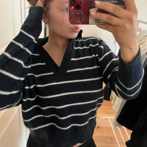 Stickad tröja💙 - Jätteskön stickad tröja med krage. Knappt använd!😊