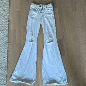 Vita lågmidjade jeans från drdenim - Fina vita lpgmidjade jeans från drdenim💘 storlek xs/32 💘💘 nypris 400 men jag säljer dom för 150 kronor💘