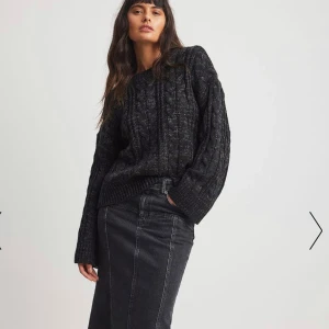 Stickad tröja - Använd en gång. Nypris 599. Super fin och mysig till hösten🤍 från Hanna schönbergs kollektion