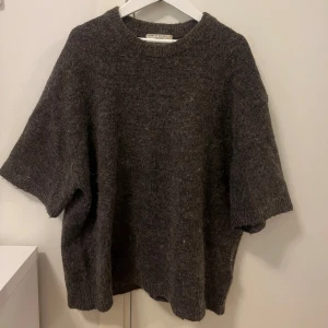 Kortärmad stickad  - Säljer denna supermysiga kortärmade stickade tröjan ifrån Gina tricot i storlek S. Kommer inte till användning, och är i nyskick!