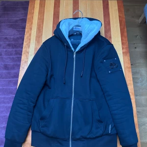 Moose Knuckles jacka  - En perfekt jacka/hoddie till kallare väder med extremt skön päls på insidan, är i väldigt bra skick.