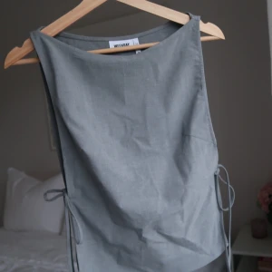 Grå festtopp från weekday  - Så snygg topp från weekday. Knytning i sidan. Oanvänd ❤️‍🔥