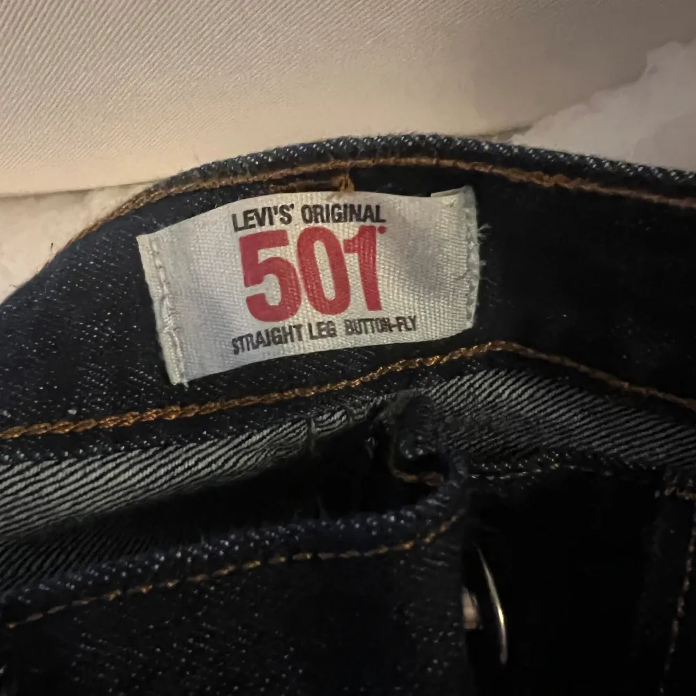 Levis 501 lågmidjade straight leg. Storlek 32/32, dom är i superfint skick!!. Farkut & Housut.