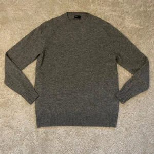 Merinoull tröja - Säljer denna sköna tröja som är perfekt nu till hösten! | Tröjan är 30% kashmir och 70% merinoull - Skick 9/10 tröjan är i princip helt ny - Hör av dig vid minsta fundering!