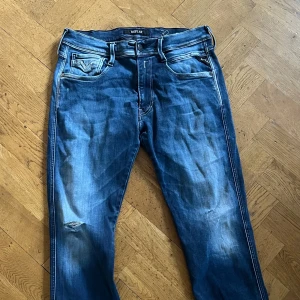 Replay anbass  - Replay anbass jeans i fint skick med en väldigt snygg fade✅ Storlek 32/30 men passar som 30/29. Passformen är slim fit. 87% bomull 9% polyester och 4% elastan, vilket ger en stretchig känsla😁 Kontakta mig vid minsta lilla fråga eller fundering