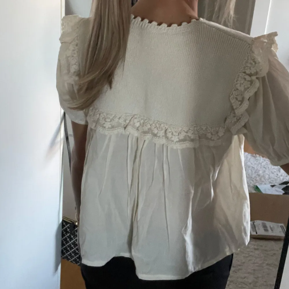 Beige söt topp från Zara. Storlek S. Använd fåtal gånger, som ny. 🤍 Nypris: 379kr Mitt pris: 150kr. Blusar.