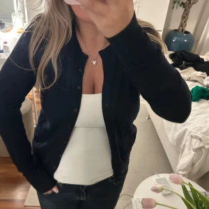 Merinoull kofta - Superfin kofta i merinoull från uniqlo. Använd ett fåtal gånger. Perfekt nu till höst och vinter!