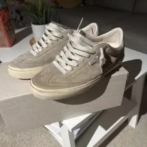 Ett par ovanliga golden goose i en sjyst grå/grön colorway. Köpta i somras på cittire och har såklart kvitto samt äkthetsbevis. Enda problemet är att sulorna är slitna mer än resten av skorna därför det billiga priset öppen för byten! Kan tvätta dem!