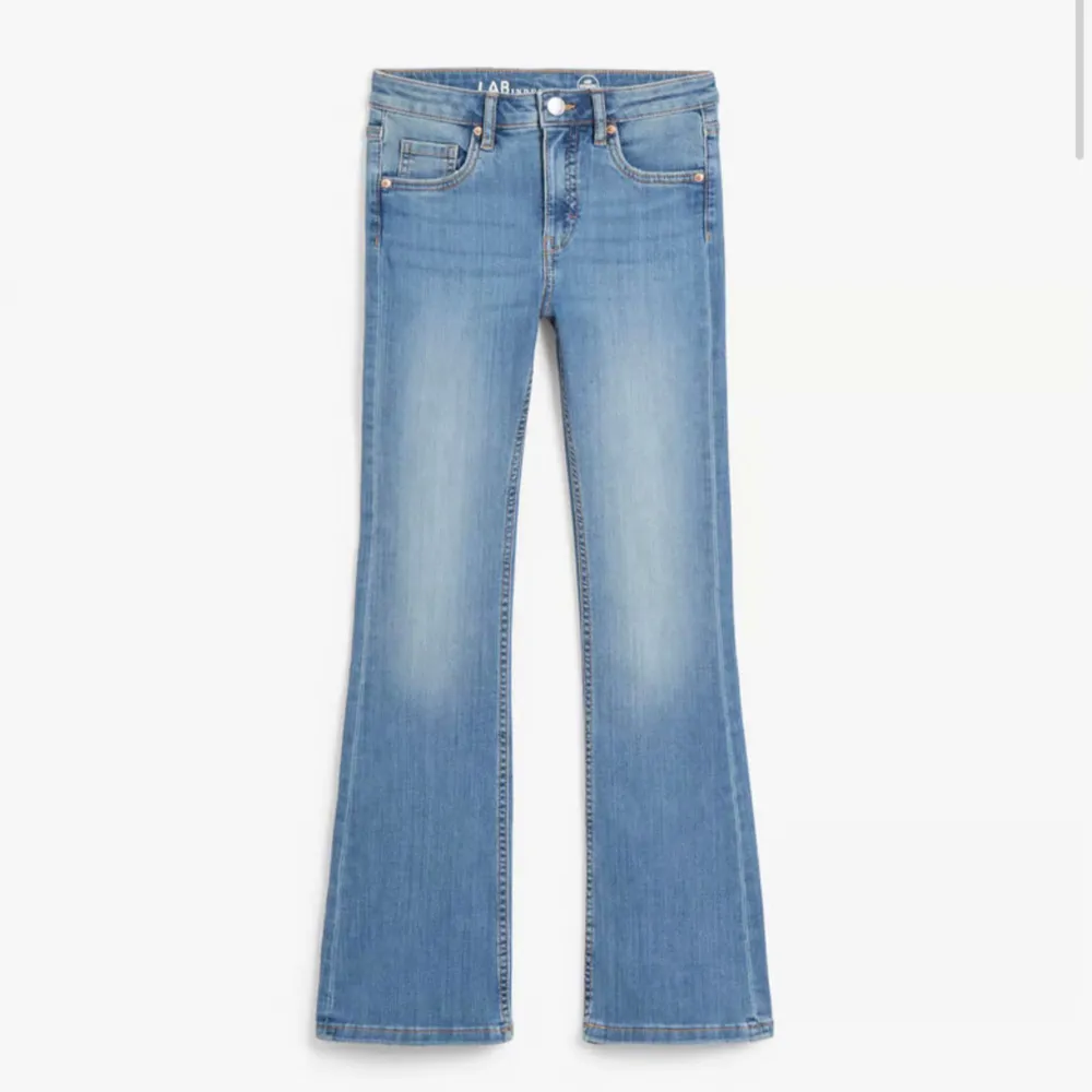 Detta är ett par jeans som är bootcut från märket ”LAB”. Jeansen är mid waist. De är i storlek 158. Ordinarie pris är 349kr 💞. Jeans & Byxor.