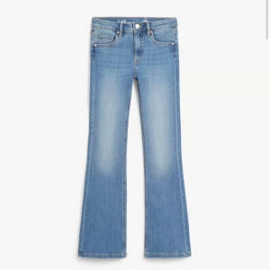 Bootcut jeans - Detta är ett par jeans som är bootcut från märket ”LAB”. Jeansen är mid waist. De är i storlek 158. Ordinarie pris är 349kr 💞