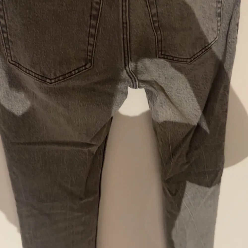 Pull and bear jeans som knappt är använda. De är i storlek 32 men är ganska små i storleken. Men sitter jättesnyggt. De är i straight modell. Skriv för mer bilder. Jeans & Byxor.