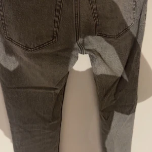 Pull and bear jesns - Pull and bear jeans som knappt är använda. De är i storlek 32 men är ganska små i storleken. Men sitter jättesnyggt. De är i straight modell. Skriv för mer bilder