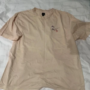 Printad beige T-shirt - Snygg printad T-shirt. Ej använd. Lite oversized och passar M/L.