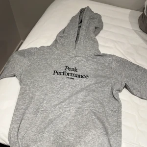 Peakperformance hoodie 150 - Måttet är 150cm skick 8/10 den är äkta 