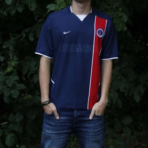 Retro PSG fotbollströja  -  Modellen är 182 cm[[[ en riktigt fin retro Paris saint germain tröja!! Skick 9/10