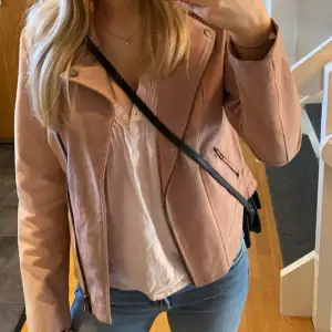 Rosa jacka i mocka/suede material, köpt från sellpy, jättebra skick💕storlek xs