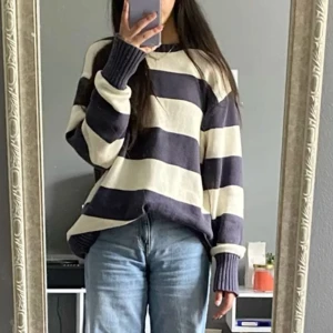 stickad tröja från brandy melville  - mörkblå och vit stickad tröja från brandy melville. tröjan är i onesize men på mig som är 1,65 m är den lite oversized. 
