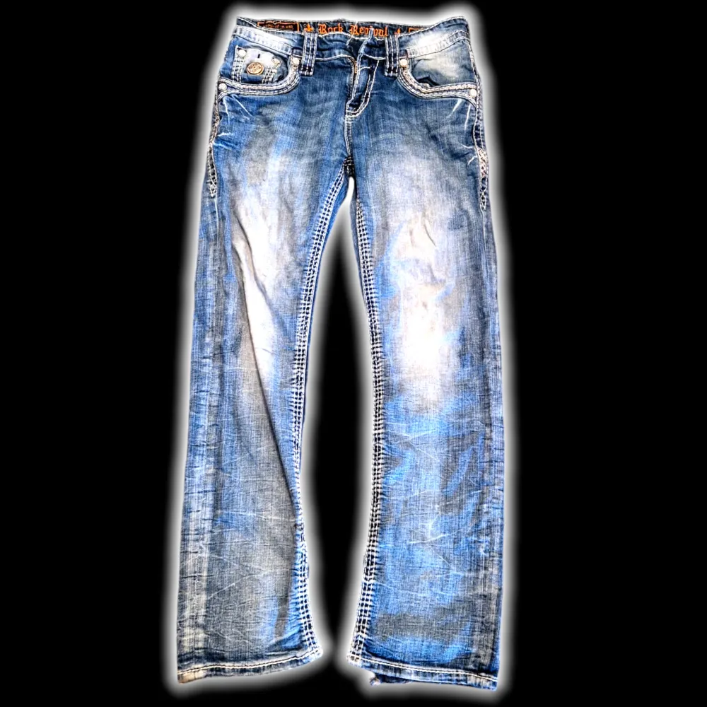 Väldigt snygga rock revival jeans!! Har blivit uppsprätta vid benöppningen vilket gör passformen bättre. Saknar knapp i gylfen och ena bakfickan och säljs därför lite billigare. Hmu om du är intresserad och kom gärna med bud  :). Jeans & Byxor.