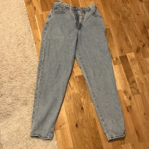 Blå jeans  - Jag säljer mina jeans som köptes för ca 1 år sedan använder inte längre dessa jeans vilket är synd för pass formen är super bra !   Köpta för ca 500kr men säljs för 250kr + frakt 
