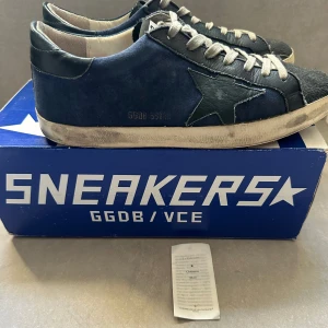 golden goose skor - ett par riktigt snygga golden goose skor i strlk 41. är i mycket fint skick, box medkommer vid köp! hör av er vid intresse!