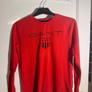 Röd GANT tröja 13-14år kille - Röd tröja från Gant som passar perfekt nu till hösten!  Atorlek 13-14år 158/164