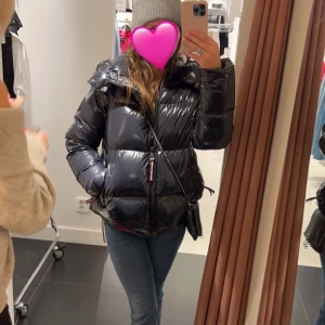 Tommy hilfiger - Säljer min Tommy Hilfiger jacka för jag inte får använd för den längre. Nypris ca 2500. Storlek Xs men den passar mig och jag tar alltid S i jackor 