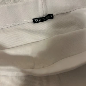 Vit Zara kjol - Vit ribbad midikjol från Zara som är perfekt till vilket tillfälle som helst, strl L men passar även en stor M och liten XL. Använt 1 gång, inga defekter🫶🏼