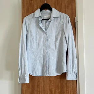 Skjorta stl 38 - Jättefin skjorta köpt på second hand i storlek 38. Broderat mönster på tyget, se bild❤️