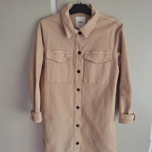 Klänning - Beige jeansjacka. Nyskick. Nypris 799:-