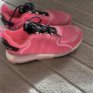 Adidas snekers  - Snygga sneakers använda 1 gång.  