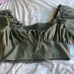 Topp - Jättefin topp från SHEIN som är endast använd en gång i storlek M, och är jättebra i skick 