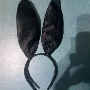 Kaninöron diadem Halloween  - Bara testad, nyskick! De går även att böja för att ändra form på öronen.  