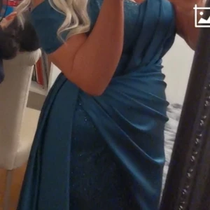 Festklänning  - Helt ny festklänning som att endast engångsanvänd. Pris kan diskuteras. Fler bilder kan även skickas 