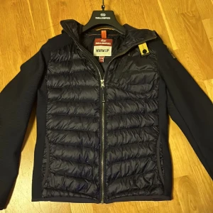Parajumper jacka - Inga hål inga fläckar. Helt ny skick säljes på grund av att den va för liten för mig 