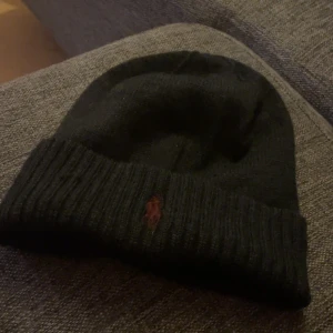 Ralph lauren mössa - Säljer en Ralph lauren mössa i mycket bra skick. Max använd 3 gånger och den är rengjord och tvättad. Nypris är 550.