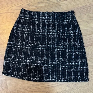 Kjol stl S  - En kjol från Shein i stl S som aldrig är använd säljs för 50 kr. 