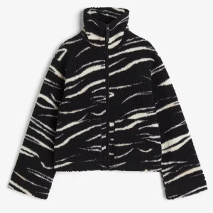 Teddy jacka  - Säljer min utsålda Teddy jacka från H&M då den inte kommer till användning. Använd ett par fåtal gånger och är i storlek m men pass mig som vanligtvis har s. 