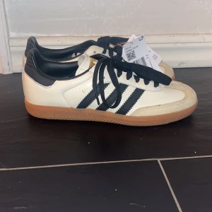 Adidas samba og💕 - Säljer mina Adidas samba og w, i strlk 38💕, helt oanvända prislapp kvar, köpta på boozt för 1349kr